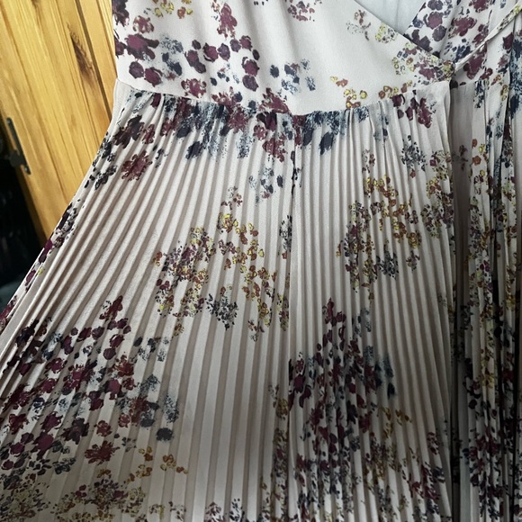 Aritzia Wilfred Beaune light pink floral wrap midi dress (size XS) - Picture 4 of 11